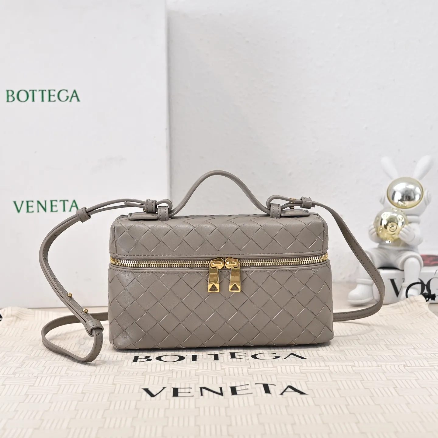 Batch 1360 Bottega Veneta 24 spring and summer woven zipper crossbody bag. A crossbody bag that can be used as a cosmetic bag. The exquisite weaving and compact body are an indispensable accessory for the upcoming summer. The double zipper also better protects the bag. It has a large capacity. If you like it, don’t miss it. Style number: 9109 Size: 22*12.5*5cm